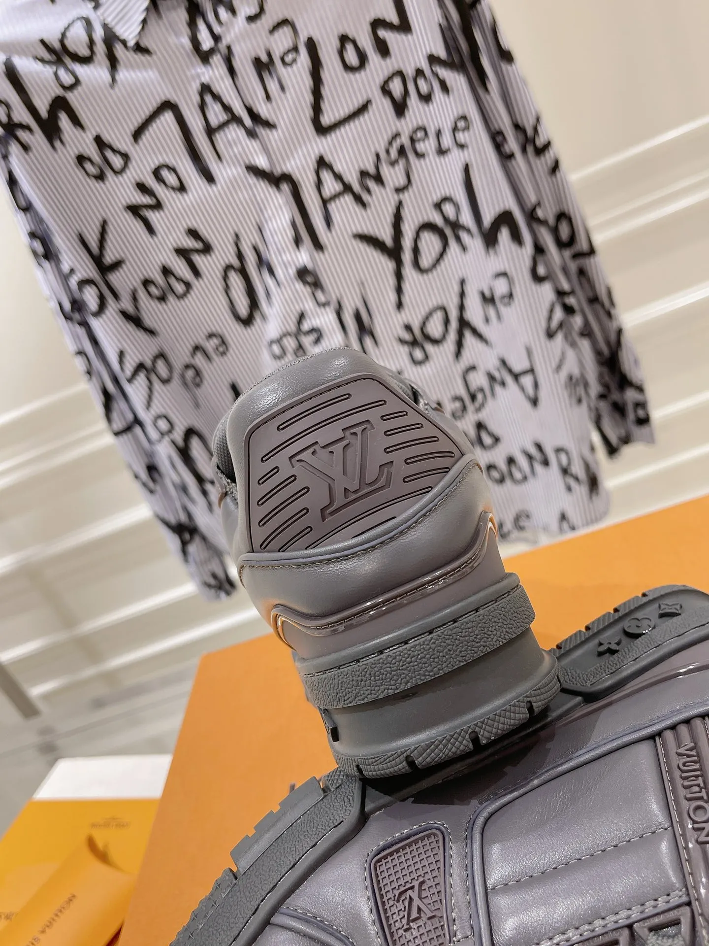 👟👟Ex-factory price 840👟👟 Top version #couple style 2024 hot LV 𝘁𝗿𝗮𝗶𝗻𝗲𝗿 series of the latest couple style sneakers, the quality has been upgraded again, the details are awesome, it just doesn’t look too good! The model was sold out immediately within ten minutes of the official website going on sale. TPU outsole, mold fee is 2w+. The texture is comparable to the original version. The feet are made of polymeter micro-material and breathable British mesh. The details are the same as the original version. Please pay attention to distinguish the currency materials on the market. Size: Female 35-39, Male 39-45M